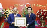 Президенту Нгуен Суан Фуку вручен нагрудный знак “40 лет в партии»