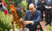 Президент Нгуен Суан Фук зажёг благовония в память о поэтессе Хо Суан Хыонг и павших фронтовиках в провинции Нгеан