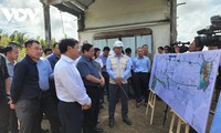 Премьер-министр Фам Минь Тинь проверил ход реализации важных объектов инфраструктуры в провинции Баклиеу 