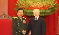Генсек ЦК КПВ Нгуен Фу Чонг принял министра обороны Лаоса, генерала армии Чансамон Чанилата