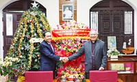 Постоянный вице-спикер Нацсобрания Чан Тхань Ман посетил приходскую церковь города Дананга и Генеральную конгрегацию христианского вероучения в этом городе