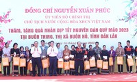 Президент Нгуен Суан Фук навестил семьи, находящиеся в трудной жизненной ситуации в провинции Даклак  
