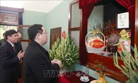 Председатель Нацсобрания Выонг Динь Хюэ воскурил благовония в память о президенте Хо Ши Мине 