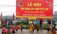 В провинции Футхо состоялся своеобразный праздник в честь короля Хунг, который учил жителей сажать рис 