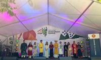 Показ вьетнамских платьев аозай на Канберрском мультикультурном фестивале  