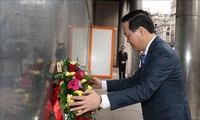 Президент Во Ван Тхыонг посетил посольство и встретился с представителями вьетнамской диаспоры в Великобритании