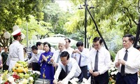 Президент Во Ван Тхыонг принял участие в разных мероприятиях, посвященных 76-й годовщине Дня инвалидов войны и павших фронтовиков