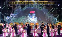 Открылись Фестиваль духового музыкального инструмента кхен народности монг и фестиваль культуры и кулинарии трёх регионов Вьетнама