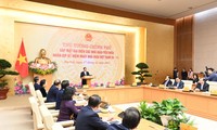 Премьер-министр Фам Минь Тинь провёл встречу с выдающимися педагогами по случаю Дня вьетнамского учителя 