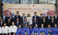  Президент Во Ван Тхыонг встретился с семьями-участницами Программы молодёжного обмена между Вьетнамом и Японией 