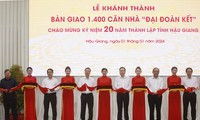 Президент Во Ван Тхыонг принял участие в церемонии передачи 1400 благотворительных домов малоимущим семьям в провинции Хаузянг