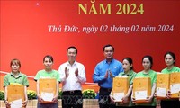Президент Во Ван Тхыонг принял участие в программе “Тэт в кругу семьи - Весна для выражения благодарности ” в городе Тхудык 