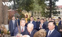Генсек ЦК КПВ Нгуен Фу Чонг воскурил благовония в императорской цитадели Тханглонг 