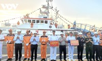 Премьер-министр Фам Минь Тинь принял участие в церемонии встречи международного грузового суда в международном порту Танканг-Каймэп