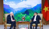 Премьер-министр Фам Минь Тинь принял бывшего директора Вьетнамской программы в Гарвардском университете
