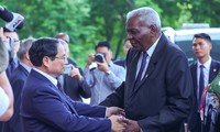 Премьер-министр Фам Минь Тинь принял председателя национальной ассамблеи народной власти и государственного совета Кубы Эстебан Ласо Эрнандеса