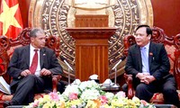 越南国会副主席黄玉山会见法越友好议员小组主席德吉扬