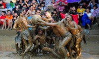 北江省壮年男子的泥浆争球摔跤传统游戏