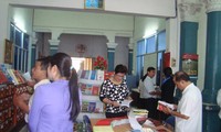 坚江省举行越南图书日活动