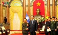 越南国家主席陈大光分别会见老挝国防部长及古巴国务委员会副主席