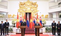 越南与斯洛伐克总理共同主持记者会
