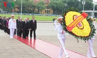 越南党政领导人入陵瞻仰胡志明主席遗容缅怀英烈