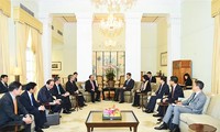 越南政府总理阮春福会见香港特别行政区行政长官梁振英