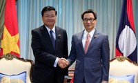 越南政府副总理武德担会见老挝总理通论