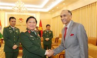越南国防部长吴春历会见柬埔寨驻越大使布拉温洪