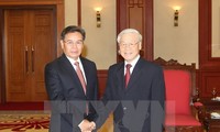 阮富仲会见老挝建国阵线中央委员会主席和老越友协主席