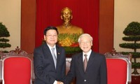 阮富仲会见老挝总理通伦