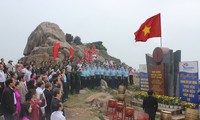 越南大陆领土最东端地区举行2017年新年升旗仪式