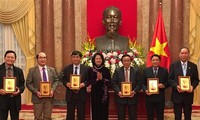 越南国家副主席邓氏玉盛会见越南橙剂受害者协会代表团