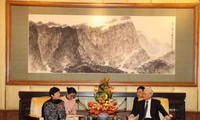 阮富仲会见中国对外友协代表团并出席向李小林会长授予友谊勋章仪式