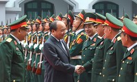 越南政府总理阮春福视察国防部情报总局