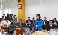 越南国会主席阮氏金银看望癌症病人