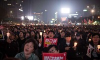 韩国爆发反对和支持被罢免总统朴槿惠的游行示威