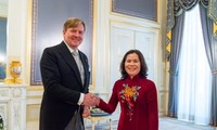越南驻荷兰大使吴氏和访问鹿特丹市