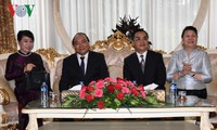 阮春福圆满结束对柬埔寨和老挝的访问