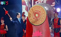 越南国家主席陈大光出席2017年炉门旅游节开幕式
