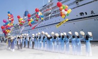 搭载近3500名游客的美国战神号豪华游轮抵达新港-盖梅港
