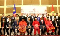 越共代表团出席马来西亚巫统党代会