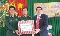 越南各地举行慰问并赠送年礼活动