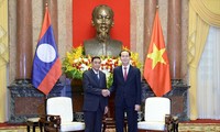陈大光会见老挝国家主席办公室主任坎蒙• 蓬塔迪
