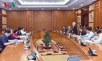 越共中央政治局向提交十二届七中全会审议的提案提供意见