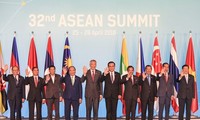 阮春福对新加坡的正式访问和出席第32届东盟峰会行程在多个方面取得成功
