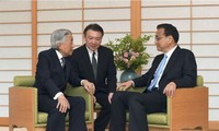 中国国务院总理李克强会见日本天皇明仁