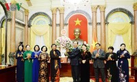 陈大光会见越南第十四届国会女代表小组