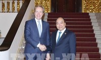 越南政府总理阮春福会见世界经济论坛总裁布伦德