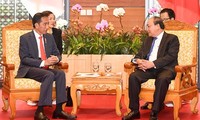 越南政府总理阮春福会见印度尼西亚总统佐科